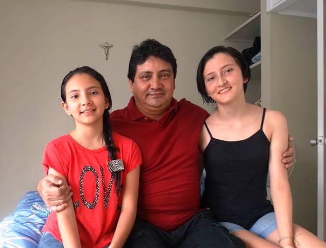 César Cárdenas junto a sus hijas, Wara y Saray, quienes pertenecen a Clave de Sur.