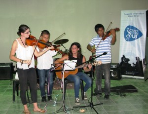 El concierto también sirvió como agradecimiento y despedida a dos de nuestras queridas voluntarias, Naomi Mebus de Alemania y Sarah Perez de Francia.