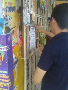 Los pasantes difundiendo el festival.