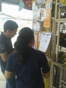 Pegando los afiches para el festival.