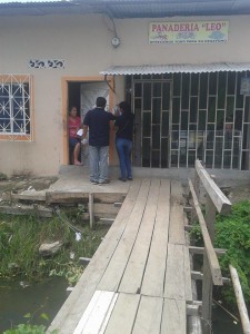 Diálogo con la comunidad, explicando lo que será el festival.